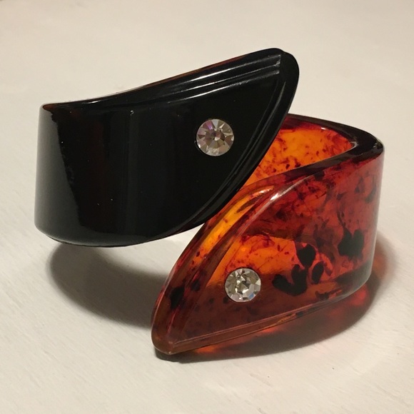 Vintage amber lucite hinged bracelet - Picture 4 of 4